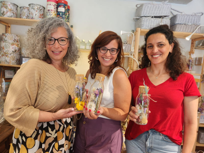 סדנת סידור פרחים יבשים בכלי זכוכית